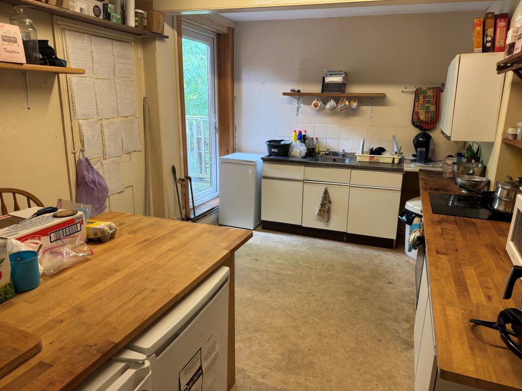 Lot: 61 - TOWN CENTRE BUILDING COMPRISING TWO SHOPS, A FLAT AND WITH SCOPE FOR FURTHER SUB-DIVISION - A View of the Kitchen in the Residential Flat